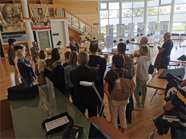 Un groupe en visite dans la salle de lecture des Archives départementales de la Haute-Savoie - Archi