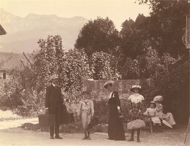 Photographie d'une famille - 46 Fi 128 - Archives départementales de la Haute-Savoie