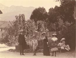 Photographie d'une famille - 46 Fi 128 - Archives départementales de la Haute-Savoie