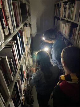 Des participants du jeu de piste aux Archives départementales de la Haute-Savoie - Archives départem