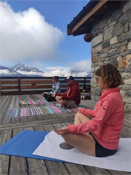 3 personnes font du yoga sur la terrasse d'un chalet d'alpage - A.Lombard - OTHMV