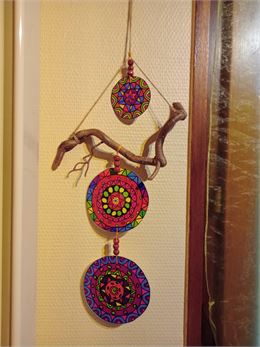 Fabrication d'un mobile de mandalas sur bois flotté_Morzine