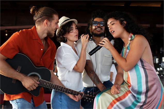 Jeunes gens en karaoké - Freepik
