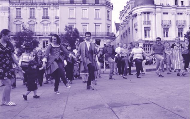 Des danseurs dansent dans la rue avec les passants
