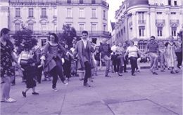 Des danseurs dansent dans la rue avec les passants