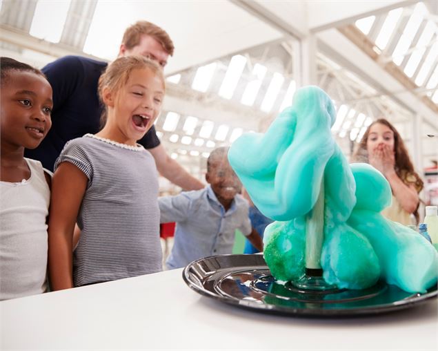 Enfants surpris par une expérience scientifique - Monkey business images