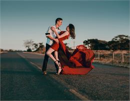 couple dansant la salsa sur une route - Pexels Silvio Barbosa