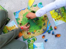 2 enfants jouent à un jeu de société - @mediathequesAnnecy