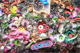 Jardin de fleurs fabriquées par les résidents du centre Wallon - ©IME centre Henri Wallon