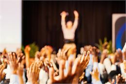 Une foule s'amuse avec les mains en l'air - Pixabay