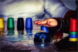 Main d'enfant jouant à des jeux de société - Pixabay