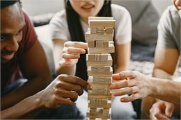 Personnes jouant au jenga - Freepik