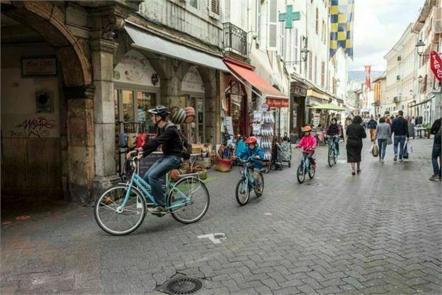 Balade à vélo dans le centre historique de Chambéry - Didier Gourbin/Grand Chambéry