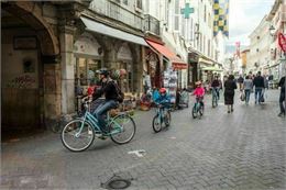 Balade à vélo dans le centre historique de Chambéry - Didier Gourbin/Grand Chambéry
