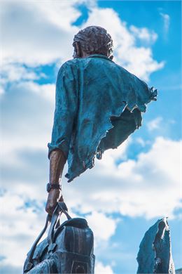 Bleu de Chine  - Bruno Catalano, Bleu de Chine, « Les Voyageurs », 2017, 304 x 125 x 116 cm, bronze 
