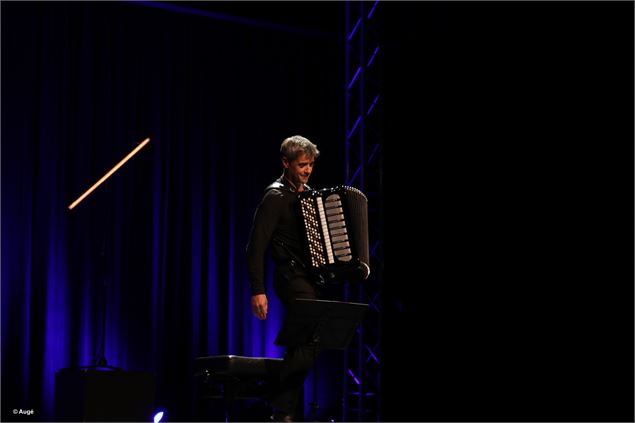 L'accordéoniste Bruno Maurice - C. Augé