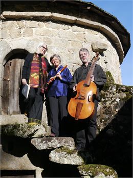 Les trois membres du groupe avec leurs instruments - Rencontres de l'Ouille Allègre