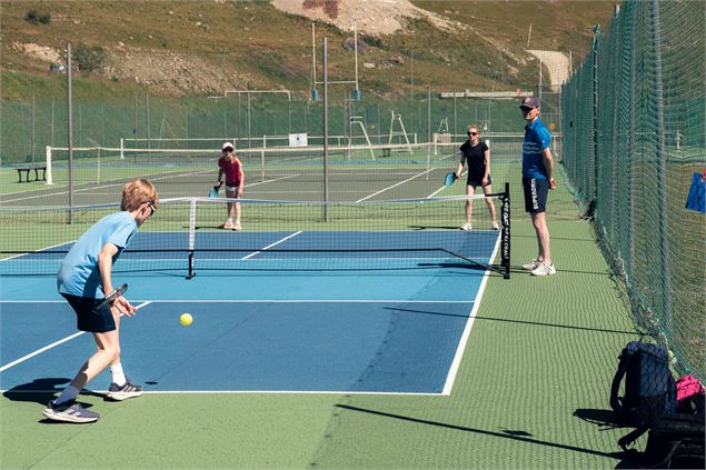 Initiation au pickleball_Val-d'Isère - Corentin Valençot - Val d'Isère Tourisme