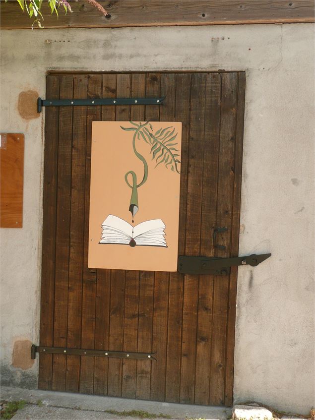 Entrée de la boutique à livres - Association Vivre à Egieu