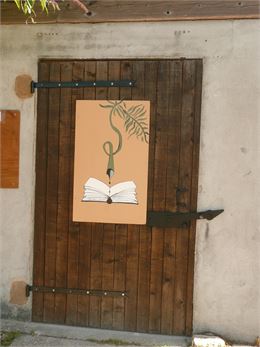 Entrée de la boutique à livres - Association Vivre à Egieu