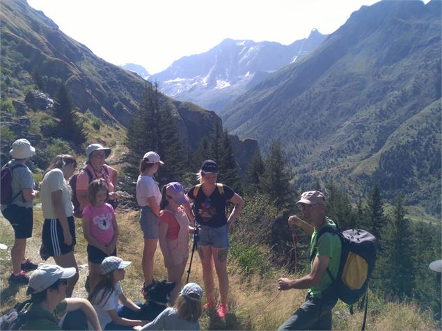 Randonnée et rencontre avec un agriculteur de montagne : sur un alpage avec des chèvres, à Champagny