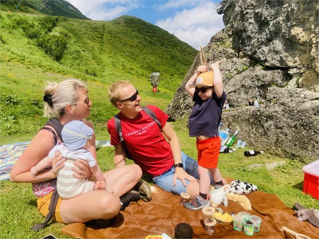 Ateliers d'initiation à la montagne pour les tout-petits par les sens avec tapis sensoriels et objet