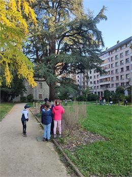 Enfants dans le parc du museum - Service VAH Chambéry