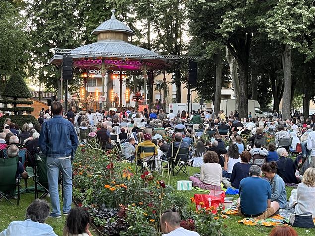 Nombreuses personnes qui assistent à un concert - ©OTBBD