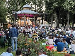 Nombreuses personnes qui assistent à un concert - ©OTBBD