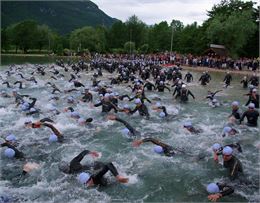 Départ de la compétition de natation en eau douce - Sources du lac d'Annecy
