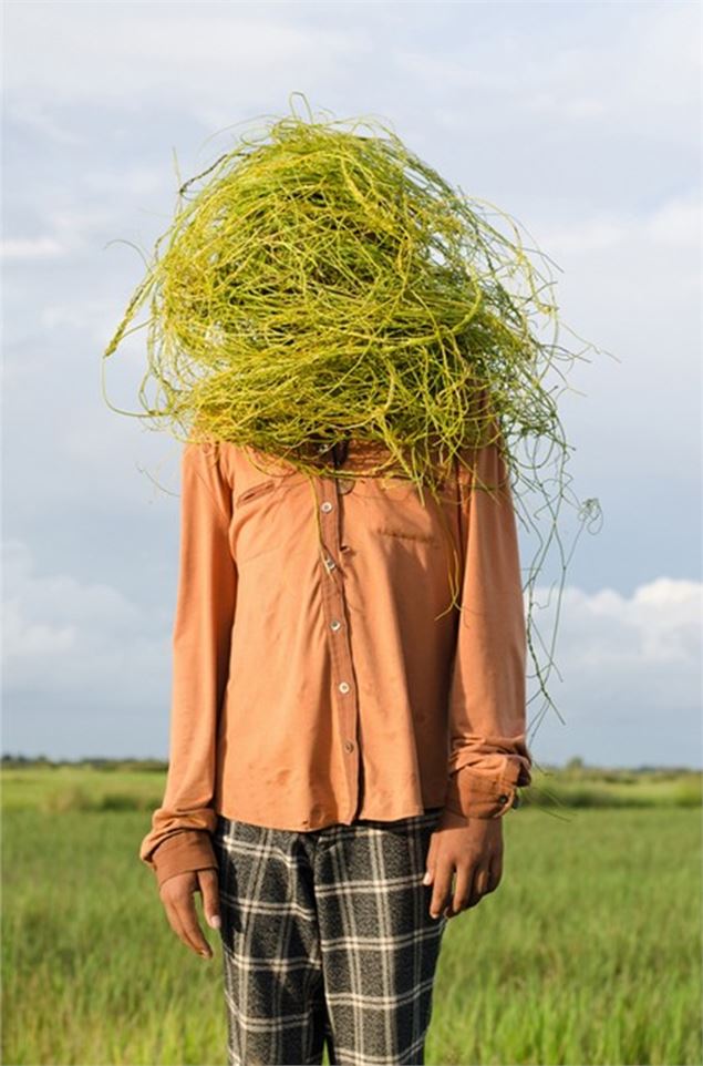 Une photo d'une personne avec à la place de la tête de la végétation - Sophal Neak, Hang on 18, 2016