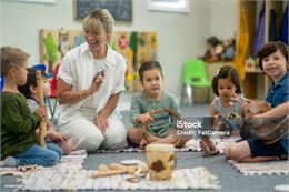 chant ensemble - Atelier d'éveil musical_istockphoto