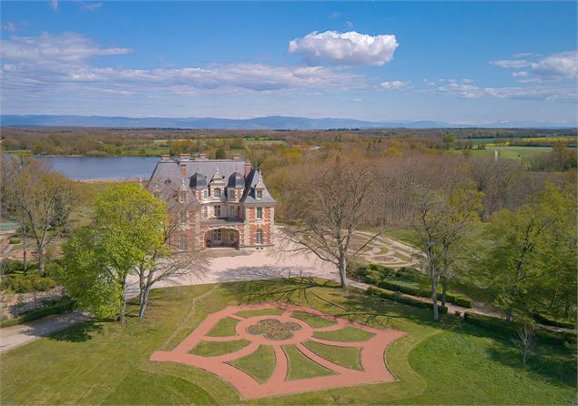 château de Joyeux vu du ciel - M Levy