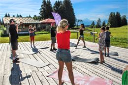 Cours de réveil musculaire face au Mont Blanc - Praz de Lys Sommand Tourisme