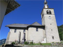 Eglise de St Nicolas la chapelle se détachant sur le ciel bleu - Fondation Facim - Marie Colliot-Thé