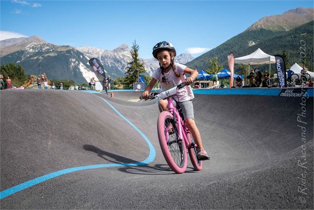 Petite fille sur le pumptrack - Ride, Race & Photography