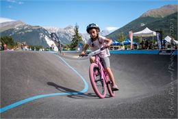 Petite fille sur le pumptrack - Ride, Race & Photography