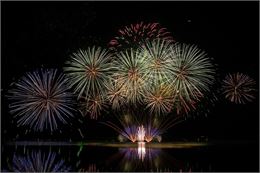 feu d'artifice au point vert - Mairie Serrières de Briord