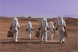 image du film "Le Grand déplacement" - Copyright Mika Cotellon – 2024 GAUMONT – DOUZE DOIGTS PRODUCT