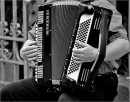 homme qui joue de l'accordéon en noir et blanc - Pixabay