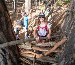 Famille construisant une cabane dans la forêt - D.Cuvelier - OTHMV
