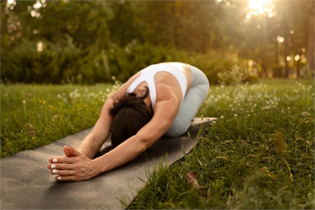 Séance de yoga en extérieur_Aime-la-Plagne - Image by freepik