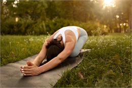 Séance de yoga en extérieur_Aime-la-Plagne - Image by freepik