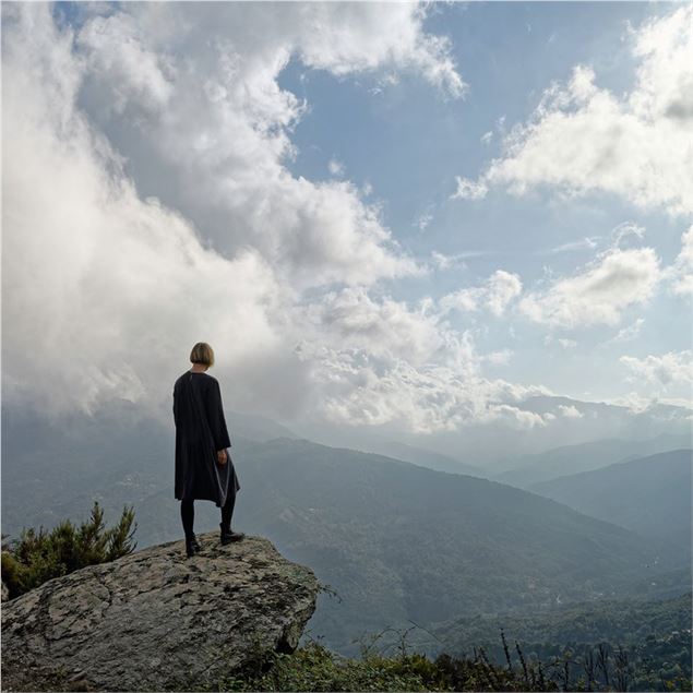 Photographie d'une femme face à des montagnes - ©Elina Brotherus 