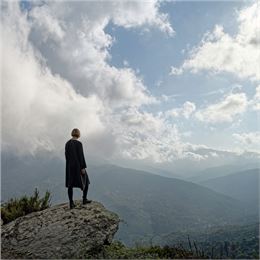 Photographie d'une femme face à des montagnes - ©Elina Brotherus 