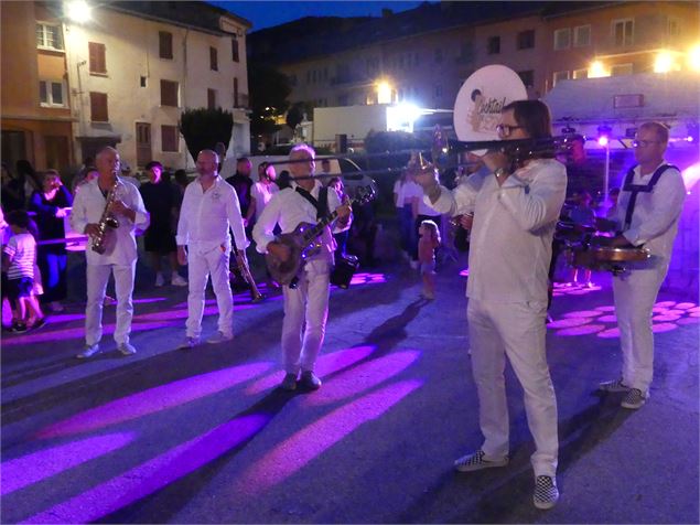 Fanfare sur la place de l'hôtel de ville en nocturne - C. Douchet