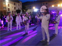 Fanfare sur la place de l'hôtel de ville en nocturne - C. Douchet
