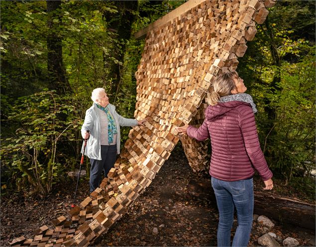 deux femmes autour d'une cabane de l'édition 2025 - Tilby_Vattard_OTSLA