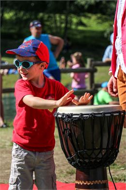 Enfant qui joue de la musique - © OT Saint Sorlin d'Arves - V Bellot-Mauroz