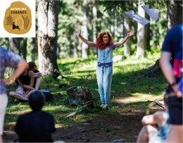 Sylvie Santi jetant des feuilles dans la forêt - Sylvie Santi